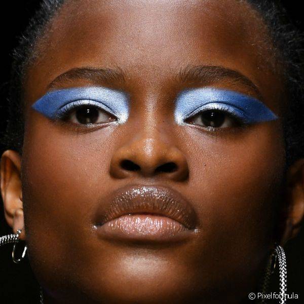 Olhos em degrad? azul embelezaram as modelos na passarela de Atelier Versace na semana de Alta-Costura em Paris